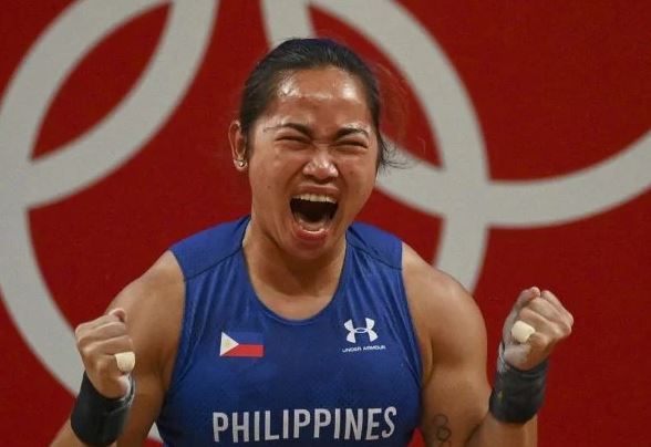 菲律宾人 Hidilin Diaz 在 2020 年东京奥运会女子举重 55 公斤级比赛中获得第一名后做出反应。